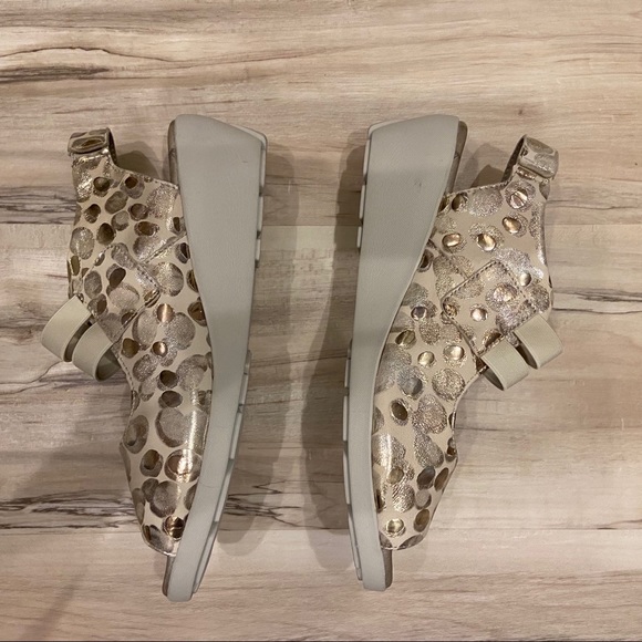 Cloud Footwear Neutral Beige Metallic Sandal. - Picture 7 of 10